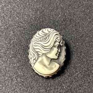 Elegant Cameo Brooch in Cream and Silver